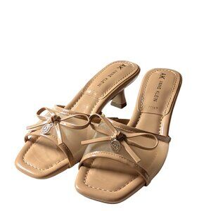 Anne Klein Faux Patent Leather Bow Logo Detail Kitten Heel Sandals Size 5.5 NWOB